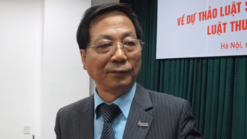 Ông Cục trưởng Cục Quản lý giá, Bộ Tài chính trả lời pv của phóng viên.
