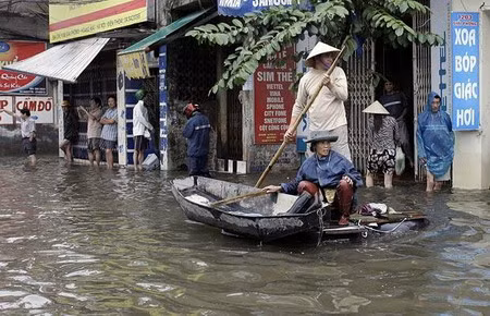 Những chiếc xe máy biến mất, thay vào đó là những con thuyền nhỏ. Những chiếc xe máy biến mất, thay vào đó là những con thuyền nhỏ.