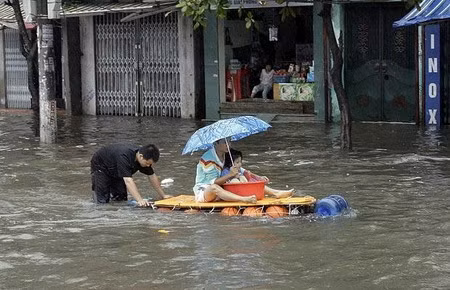 Em đi bơi thuyền... Em đi bơi thuyền...