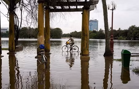 Đạp xe thư giãn bên bờ hồ Bảy Mẫu. Đạp xe thư giãn bên bờ hồ Bảy Mẫu.