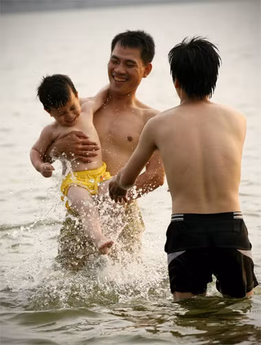 Cha con đùa nghịch cùng làn nước mát lạnh.