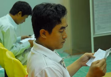 Nếu tăng giá điện trong thời điểm này sẽ tạo cú sốc tâm lý với người dân khi đóng tiền điện. Ảnh: HTD Nếu tăng giá điện trong thời điểm này sẽ tạo cú sốc tâm lý với người dân khi đóng tiền điện. Ảnh: HTD