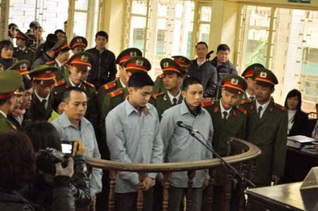 Lê Văn Luyện và người thân trước vành móng ngựa. Lê Văn Luyện và người thân trước vành móng ngựa.