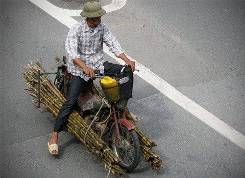 Xe máy là phương tiện mưu sinh của người dân. Ảnh: Phương Sơn