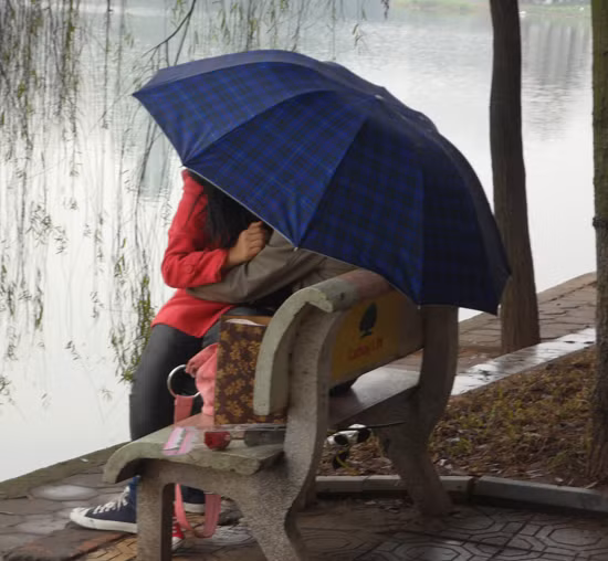 Nhiều đôi mang theo cả ô để che, rất tiện lợi vì "một công đôi việc", vừa để che mưa gió đồng thời vừa che những ánh mắt tò mò của người khác