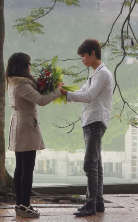 Nhiều chàng trai nhân dịp ngày Valentine để ngỏ lời tỏ tình với người mình yêu.