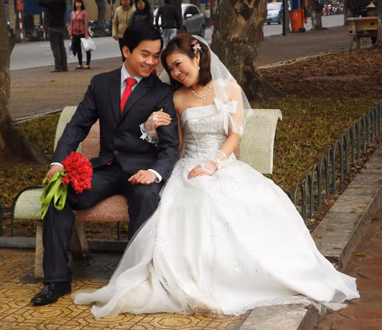 Nụ cười hạnh phúc của một đôi bạn trẻ.
