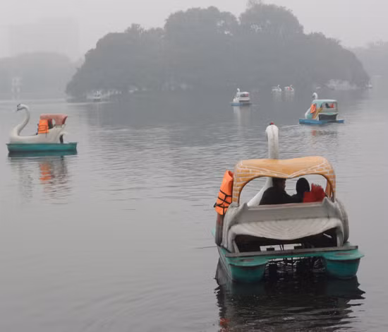 Trong những ngày này, trò chơi đạp vịt tại những nơi như Công viên Thống Nhất, Hồ Tây luôn đông khách là những bạn trẻ đưa nhau đến đây.