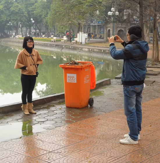 Tranh thủ nhờ bạn trai chụp một tấm ảnh làm kỷ niệm