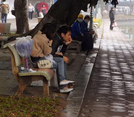 Dù sáng sớm có mưa nhưng vẫn không ngăn được “bước chân” của những đôi yêu nhau đến công viên, vườn hoa để chơi