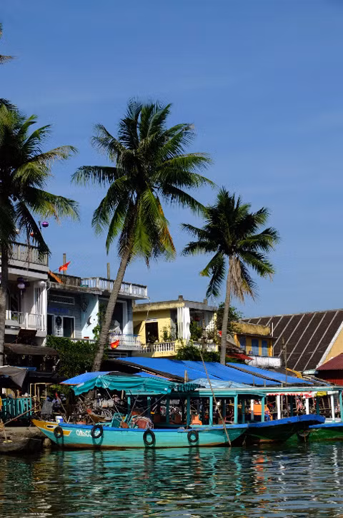 Những con thuyền lững lờ đậu trên sông.