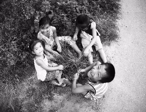 Tuổi thơ tươi đẹp. Tuổi thơ tươi đẹp.