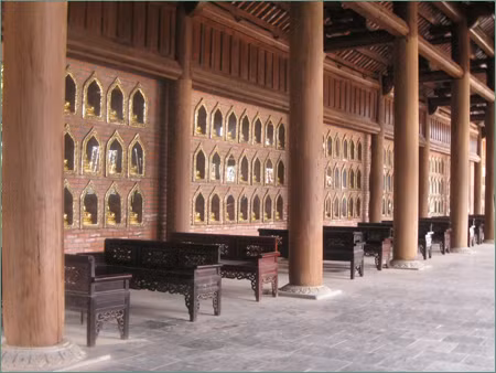 Sau mỗi điện có nơi dừng chân cho du khách nghỉ ngơi. Các dãy ghế bằng gỗ được sắp xếp thoáng, rộng, có cửa sổ lớn mở ra không gian ngoài trời.