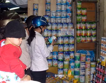 Chán với việc chạy đua với giá, nhiều bà nội trợ đã quay trở lại với mặt hàng sữa nội có giá mềm hơn. Chán với việc chạy đua với giá, nhiều bà nội trợ đã quay trở lại với mặt hàng sữa nội có giá mềm hơn.