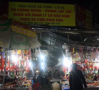 Dịch vụ nghỉ qua đêm dưới chân chùa Thiên Trù cũng hốt bạc.