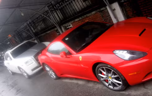 Ferrari California màu đỏ đầu tiên tại Việt Nam. Đây là chiếc xe từng cập cảng Sài Gòn, trước khi được bán ra Hải Phòng. Lưới tản nhiệt hình miệng cá khiến giới hâm mộ cho rằng GT California là sản phẩm của sự hoài niệm về chiếc 250GT California thời những năm 1960. Ảnh: Hoàng Hải