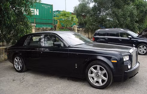 Rolls Royce Phantom Sapphire được sản xuất theo chương trình Bespoke mà Rolls-Royce dành riêng cho những khách hàng đặc biệt, Phantom Sapphire đính kim cương ở đồng hồ, trần xe mô phỏng bầu trời đầy sao. Giá tại Việt Nam vào khoảng 20 tỷ đồng.