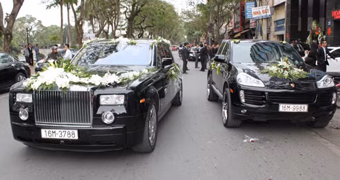 Rolls-Royce Phantom trong đám cưới của một đại gia Hải Phòng. Phantom là dòng xe xếp vào hạng siêu sang và được đặc biệt ưa chuộng tại Việt Nam. Số lượng đã lên tới hàng chục chiếc. Giá bán dao động trong khoảng 500.000 USD tới trên 1 triệu USD, tùy theo phiên bản, trang thiết bị gắn trên xe, độ độc và năm sản xuất. Ảnh: Lê Trường.