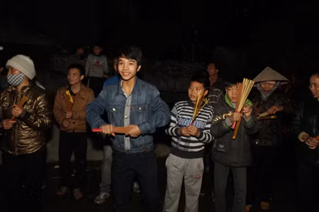 Theo sử sách ghi lại, các lễ hội của làng An Định (Hà Đông, Hà Nội) bắt đầu từ ngày mùng 7 Tết, chính hội từ ngày mùng 8 Tết. Sau khi tất cả các lễ hội diễn ra, vào ngày 11 Tết, chức sắc trong làng sẽ tổ chức “giã hội”. Tất cả người dân trong làng sẽ tập trung tại đình làng để chia lộc làng, “lấy đỏ”. Theo đó, toàn bộ vàng mã, hương, hoa quả... được phúng lên đình trong dịp Tết sẽ được đem đốt và phân phát cho người dân. Chỉ đợi các nghi thức lễ kết thúc, người lớn, trẻ con, thanh niên, người già lao vào đống lửa. Ai cũng muốn lấy được nhiều nhất sự may mắn về cho gia đình bằng cách châm lửa lộc của đình làng.