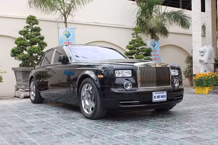 ... cùng phương tiện đi lại là siêu xe Roll-Royeces Phamtom