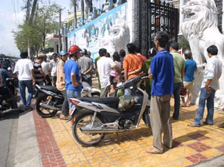 Tuy nhiên, tiệc cưới chưa tàn thì nông dân đã giăng băng rôn đòi trả nợ. Ảnh: Phunutoday