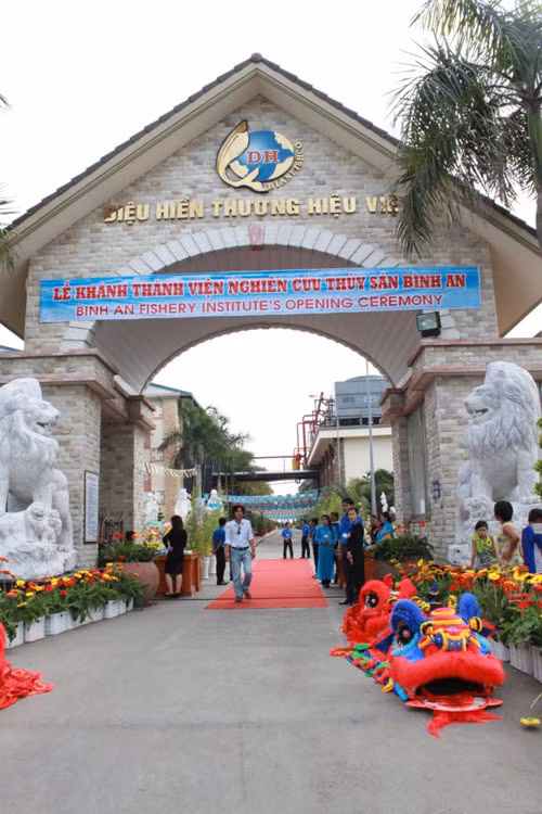Không gian ngập cờ hoa...