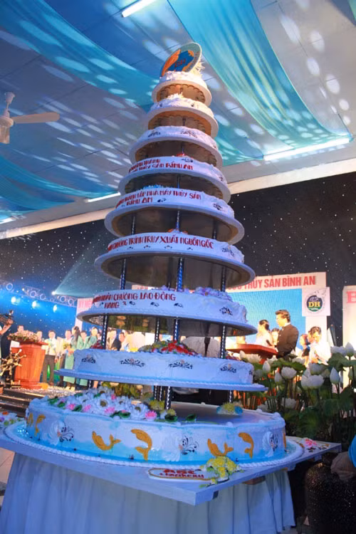 ... cùng chiếc bánh kem siêu khủng trong ngày khánh thành Viện nghiên cứu Thủy sản Bình An