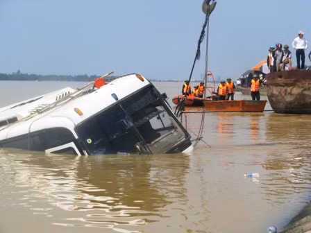 Ngày 21/10, sau hơn 8 tiếng đồng, chiếc xe được trục vớt cùng với các nạn nhân. Ngày 21/10, sau hơn 8 tiếng đồng, chiếc xe được trục vớt cùng với các nạn nhân.