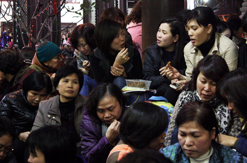 Một số người cẩn thận và chuẩn bị chu đáo hơn thì mang cơm và ô mai để tránh đói và tranh thủ vừa ăn vừa buôn chuyện.