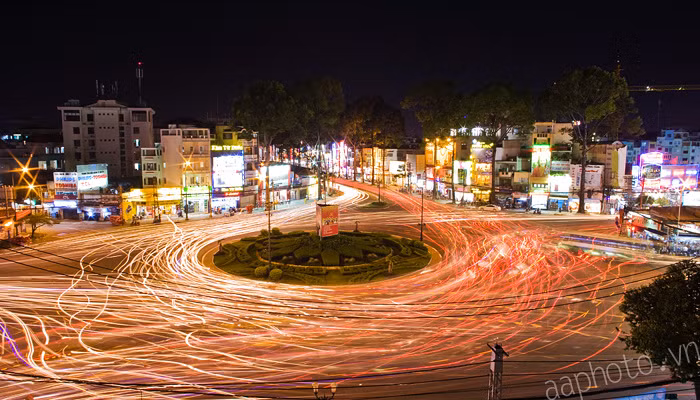 #6. Bùng binh Dân chủ: cách trung tâm thành phố khoảng 2.5km, đây là khu vực bùng binh có diện tích rộng nhất trong số 10 bùng binh của bộ ảnh. Vị trí: giao điểm giữa Q1 -Q3 - Q10 và 6 đường: Cách mạng tháng 8, Võ Thị Sáu, Lý Chính Thắng, Nguyễn Phúc Nguyên, 3 tháng 2, Nguyễn Thượng Hiền #6. Bùng binh Dân chủ: cách trung tâm thành phố khoảng 2.5km, đây là khu vực bùng binh có diện tích rộng nhất trong số 10 bùng binh của bộ ảnh. Vị trí: giao điểm giữa Q1 -Q3 - Q10 và 6 đường: Cách mạng tháng 8, Võ Thị Sáu, Lý Chính Thắng, Nguyễn Phúc Nguyên, 3 tháng 2, Nguyễn Thượng Hiền