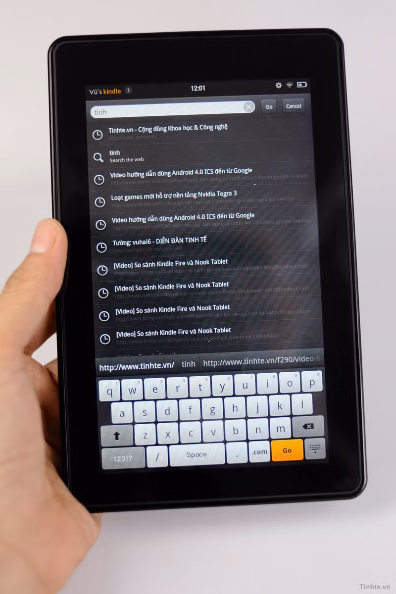 Chất lượng phần cứng của Kindle Fire rất tốt, mày hoàn thiện đẹp và sắc sảo. Tuy giá rẻ nhưng cầm trên tay thì cảm giác không rẻ chút nào Chất lượng phần cứng của Kindle Fire rất tốt, mày hoàn thiện đẹp và sắc sảo. Tuy giá rẻ nhưng cầm trên tay thì cảm giác không rẻ chút nào