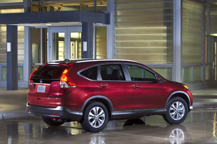 Phần đuôi của 2012 CR-V với kính sau bớt nghiêng, cản sau cao hơn tạo nét mạnh mẽ và chắc chắn hơn so với thế hệ trước.