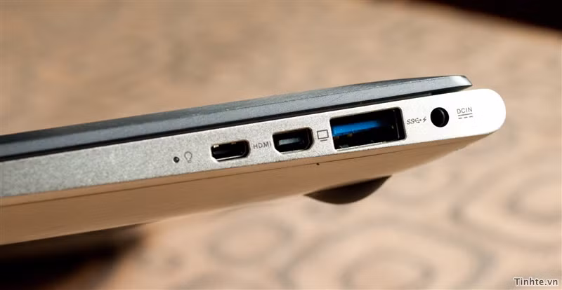 Cận cảnh cạnh phải