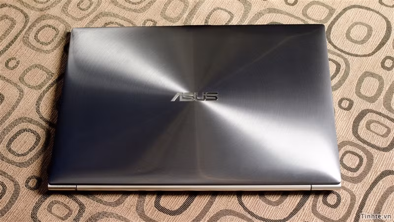 Có thể nói đây là chiếc Ultrabook có vẻ đẹp đồng bộ nhất mà mình từng thấy, nơi mỏng nhất trên máy chỉ có 3 mm, dày nhất là 9 mm. Chất lượng hoàn thiện rất tốt, máy chắc chắn, viền màn hình 13,3" không quá dày với độ phân giải rất cao là 1600x900.