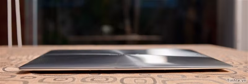 Nơi mỏng nhất là cạnh trước của máy, 3 mm