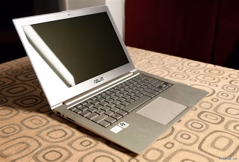 Đây là chiếc Ultrabook mới nhất của ASUS dùng CPU Intel và hệ điều hành Windows 7. Nó hội đủ tất cả những yêu cầu mà Intel muốn có ở một chiếc Ultrabook: mỏng, mạnh, nhẹ và khởi động nhanh. Toàn bộ phần vỏ của máy được đúc từ nhôm, kể cả bàn phím cũng bằng nhôm.