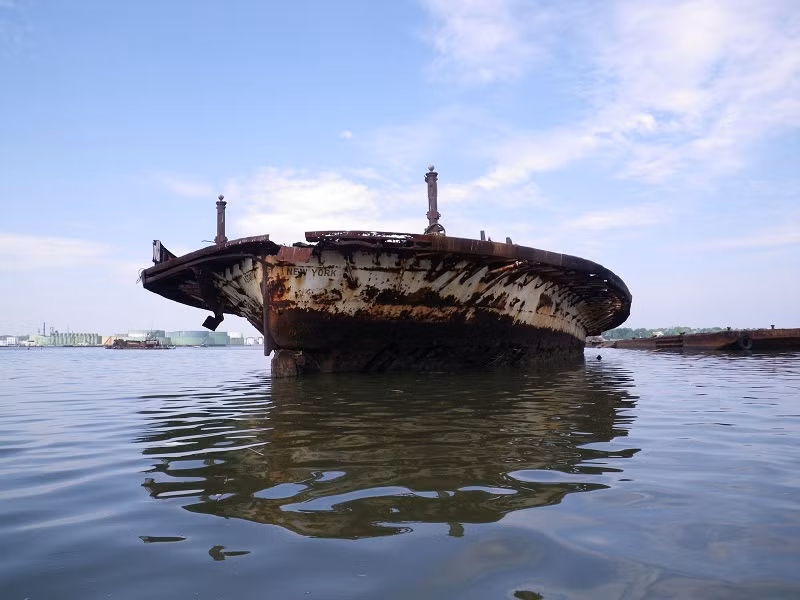 Một trong những con tàu ở nghĩa trang tàu thuyền tại Anh Một trong những con tàu ở nghĩa trang tàu thuyền tại Anh