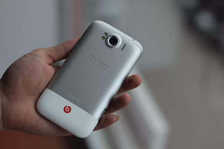 Thiết kế của Sensation XL gợi nhớ đến các... concept thời kỳ đầu của iPhone 5 với mặt lưng bằng kim loại, bo tròn và màn hình lớn. Mặc dù bề ngang của máy khá lớn nhưng nhờ vào độ dày chỉ 10mm và các mép được vuốt cong, cảm giác cầm nắm của Sensation XL vẫn rất thoải mái. Việc nhét máy vào và lấy máy ra khỏi túi quần bò chật có thể sẽ gặp đôi chút khó khăn, nhất là ở tư thế ngồi. Nhưng cái gì cũng có giá của nó, màn hình lớn cũng vậy. Thiết kế của Sensation XL gợi nhớ đến các... concept thời kỳ đầu của iPhone 5 với mặt lưng bằng kim loại, bo tròn và màn hình lớn. Mặc dù bề ngang của máy khá lớn nhưng nhờ vào độ dày chỉ 10mm và các mép được vuốt cong, cảm giác cầm nắm của Sensation XL vẫn rất thoải mái. Việc nhét máy vào và lấy máy ra khỏi túi quần bò chật có thể sẽ gặp đôi chút khó khăn, nhất là ở tư thế ngồi. Nhưng cái gì cũng có giá của nó, màn hình lớn cũng vậy.
