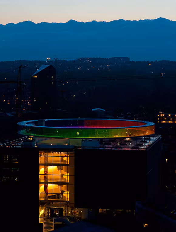 on đường toàn cảnh cầu vồng do nghệ sĩ người Ai-len là Olafur Eliasson thiết kế. Đây là con đường dành cho người đi bộ với những tấm kính ốp đủ màu bao trọn 360 độ công trình.