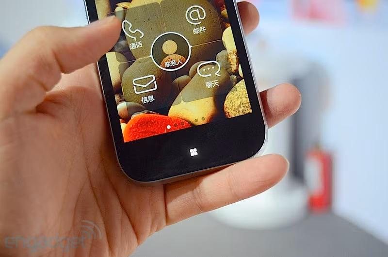 Điều đáng tiếc là chiếc điện thoại này vẫn sử dụng hệ điều hành Android 2.3.5 mà không phải là Ice Cream Sandwich.