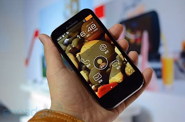 LePhone có màn 4.3 inch cùng chip lõi kép Qualcome MSM8260 mãnh mẽ, 1GB RAM, 1GB ROM và camera 8 MP với khả năng quay phim 1080p.
