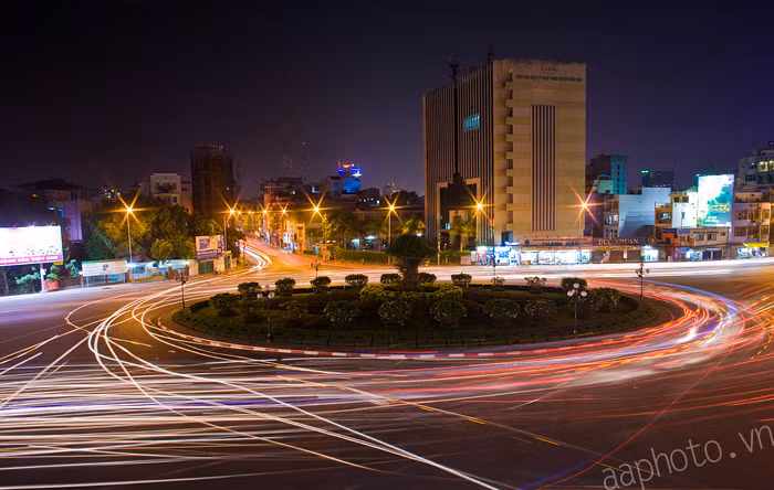 #5. Bùng binh cầu Điện Biên Phủ: cách bùng binh Hàng Xanh khoảng 1.5km, qua cầu Điện Biên Phủ. Đoạn đường từ đây đến Hàng Xanh tốt đến mức có 1 thời nó là cung đường "tủ" của quái xế, từ 2 bánh đến 4 bánh. Vị trí: Quận 1, giao lộ giữa 2 đường: Điện Biên Phủ & Nguyễn Bỉnh Khiêm #5. Bùng binh cầu Điện Biên Phủ: cách bùng binh Hàng Xanh khoảng 1.5km, qua cầu Điện Biên Phủ. Đoạn đường từ đây đến Hàng Xanh tốt đến mức có 1 thời nó là cung đường "tủ" của quái xế, từ 2 bánh đến 4 bánh. Vị trí: Quận 1, giao lộ giữa 2 đường: Điện Biên Phủ & Nguyễn Bỉnh Khiêm