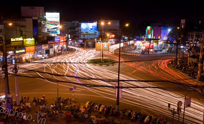 #10. Bùng binh ngã năm chuồng chó: cách xa trung tâm thành phố nhất trong số 10 bùng binh, đây là đầu mối giao thông về khu vực Tây Sài Gòn, nhìn cảnh đường phố & người ngồi kín vỉa hè có thể thấy được sự đông đúc của dân cư thành phố. Vị trí: Q. Gò Vấp, giao lộ giữa 5 đường: Nguyễn Kiệm, Phạm Ngũ Lão, Nguyễn Văn Nghi, Trần Thị Nghĩ, Nguyễn Oanh, Quang Trung #10. Bùng binh ngã năm chuồng chó: cách xa trung tâm thành phố nhất trong số 10 bùng binh, đây là đầu mối giao thông về khu vực Tây Sài Gòn, nhìn cảnh đường phố & người ngồi kín vỉa hè có thể thấy được sự đông đúc của dân cư thành phố. Vị trí: Q. Gò Vấp, giao lộ giữa 5 đường: Nguyễn Kiệm, Phạm Ngũ Lão, Nguyễn Văn Nghi, Trần Thị Nghĩ, Nguyễn Oanh, Quang Trung