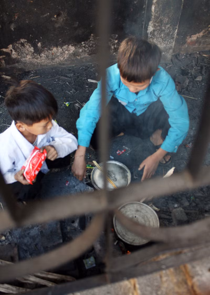 Một gói mỳ tôm đã sẵn sàng để cho vào nồi thức ăn có mấy miếng thịt chuột.