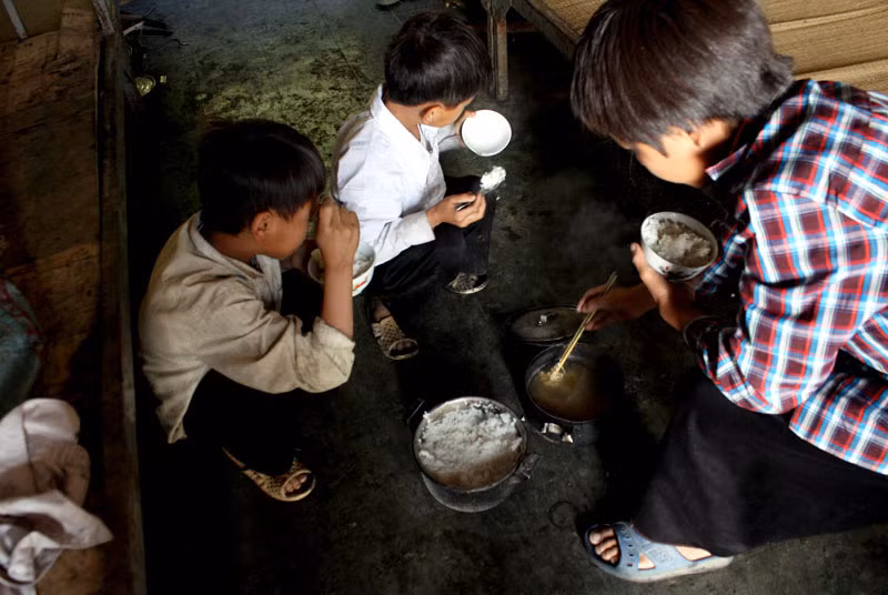 Vậy mà… không phải bữa nào các em cũng được ăn như thế này!