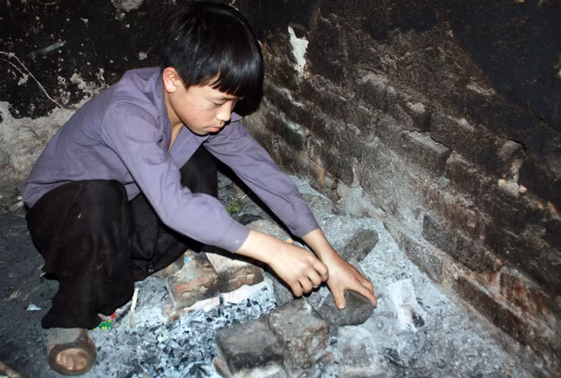 Em thì đi sắp lại những viên gạch để làm bếp
