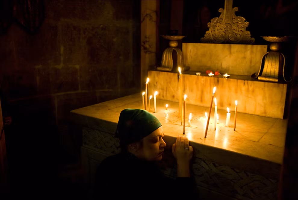 WORSHIPPER, HOLY SEPULCHRE: Một tín đồ cầu nguyện bên trong nhà thờ Holy Sepulchre vào dịp Tuần Thánh, ở thành phố Jerusalem cổ. Ảnh của tác giả: Matthew Goddard-Jones. WORSHIPPER, HOLY SEPULCHRE: Một tín đồ cầu nguyện bên trong nhà thờ Holy Sepulchre vào dịp Tuần Thánh, ở thành phố Jerusalem cổ. Ảnh của tác giả: Matthew Goddard-Jones.
