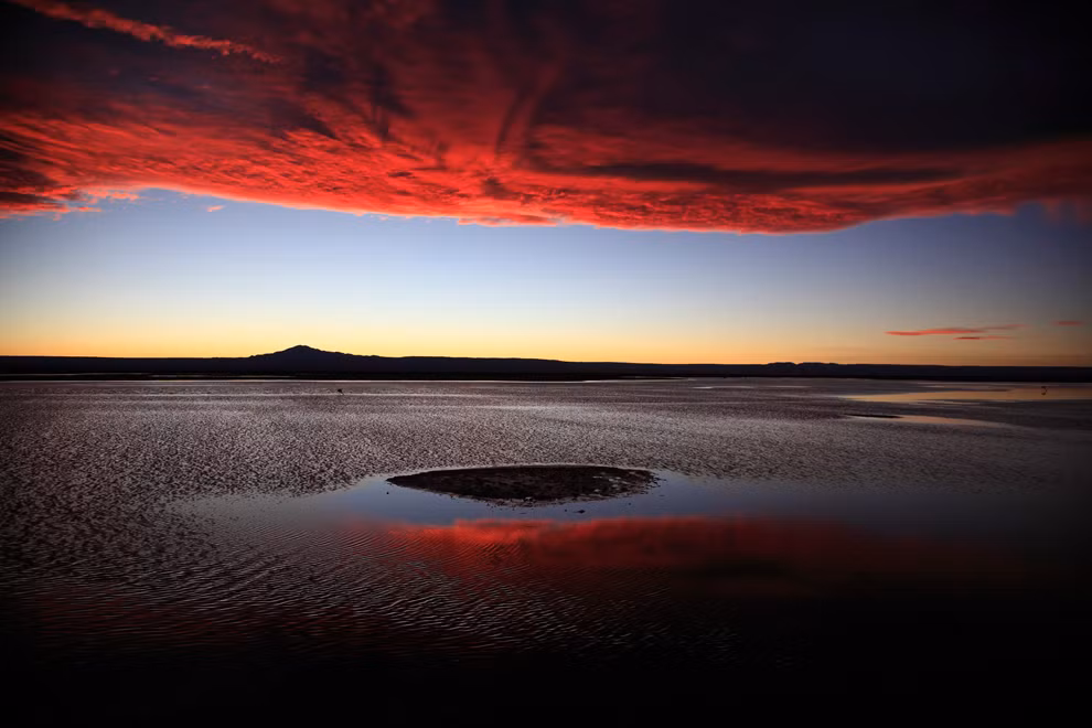 ATACAMA SUNSET: Những tia nắng cuối ngày chiếu sáng các đám mây trên cánh đồng muối Salar de Atacama phía Bắc Chile. Ảnh chụp bởi Magdalena Rakita, tháng 07/2011. ATACAMA SUNSET: Những tia nắng cuối ngày chiếu sáng các đám mây trên cánh đồng muối Salar de Atacama phía Bắc Chile. Ảnh chụp bởi Magdalena Rakita, tháng 07/2011.