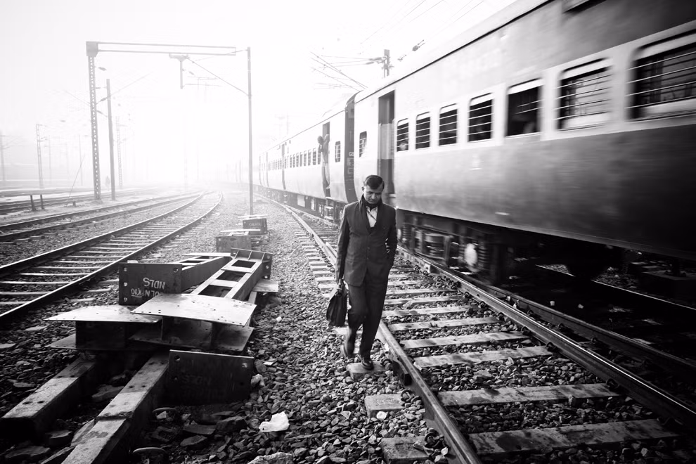 PLATFORM 2: Một hành khách bước đi trên đường ray tàu lửa vào buổi sáng sớm ở nhà ga New Delhi, Ấn Độ. Tác giả: Danny Griffin. PLATFORM 2: Một hành khách bước đi trên đường ray tàu lửa vào buổi sáng sớm ở nhà ga New Delhi, Ấn Độ. Tác giả: Danny Griffin.