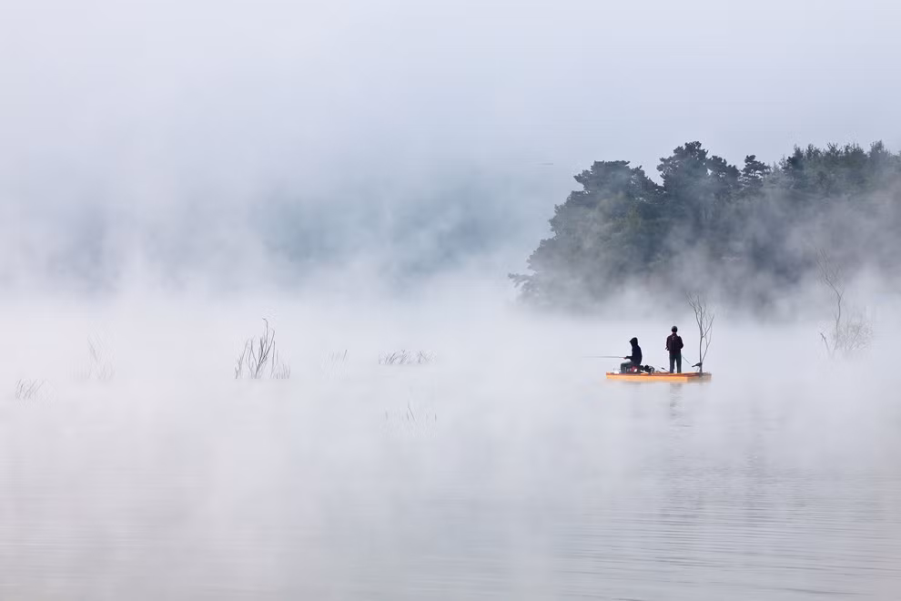 FISHING ON THE CLOUD: Hai người ngồi câu cá trong làn sương mờ bốc lên từ mặt hồ lúc bình minh trong như đang câu cá trên mây. Ảnh chụp bởi Sungjin Kim, tại hồ Gosam, Anseong, Gyeonggi-do, Hàn Quốc. FISHING ON THE CLOUD: Hai người ngồi câu cá trong làn sương mờ bốc lên từ mặt hồ lúc bình minh trong như đang câu cá trên mây. Ảnh chụp bởi Sungjin Kim, tại hồ Gosam, Anseong, Gyeonggi-do, Hàn Quốc.